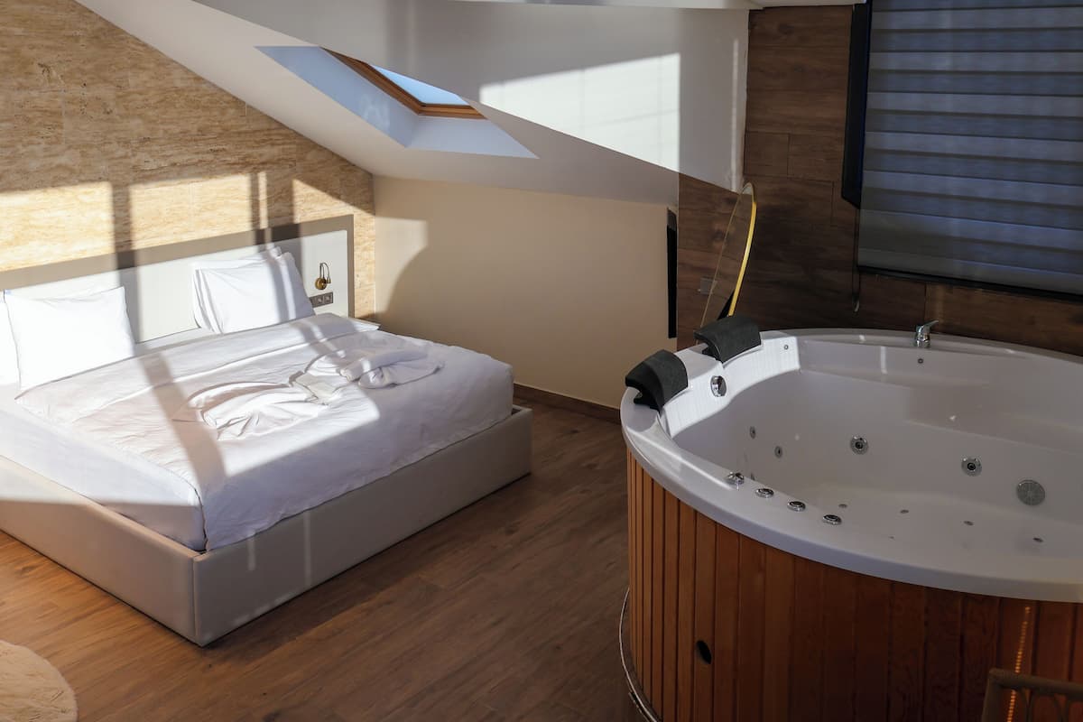 Suite Mewah, balkon, pemandangan sungai | Minibar, brankas, Wi-Fi gratis, dan seprai linen