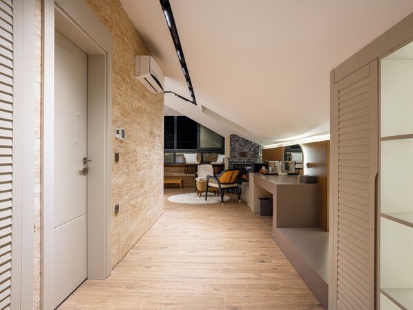 Suíte superluxo, sacada, vista para o rio | Frigobar, cofres nos quartos, Wi-Fi de cortesia, roupa de cama