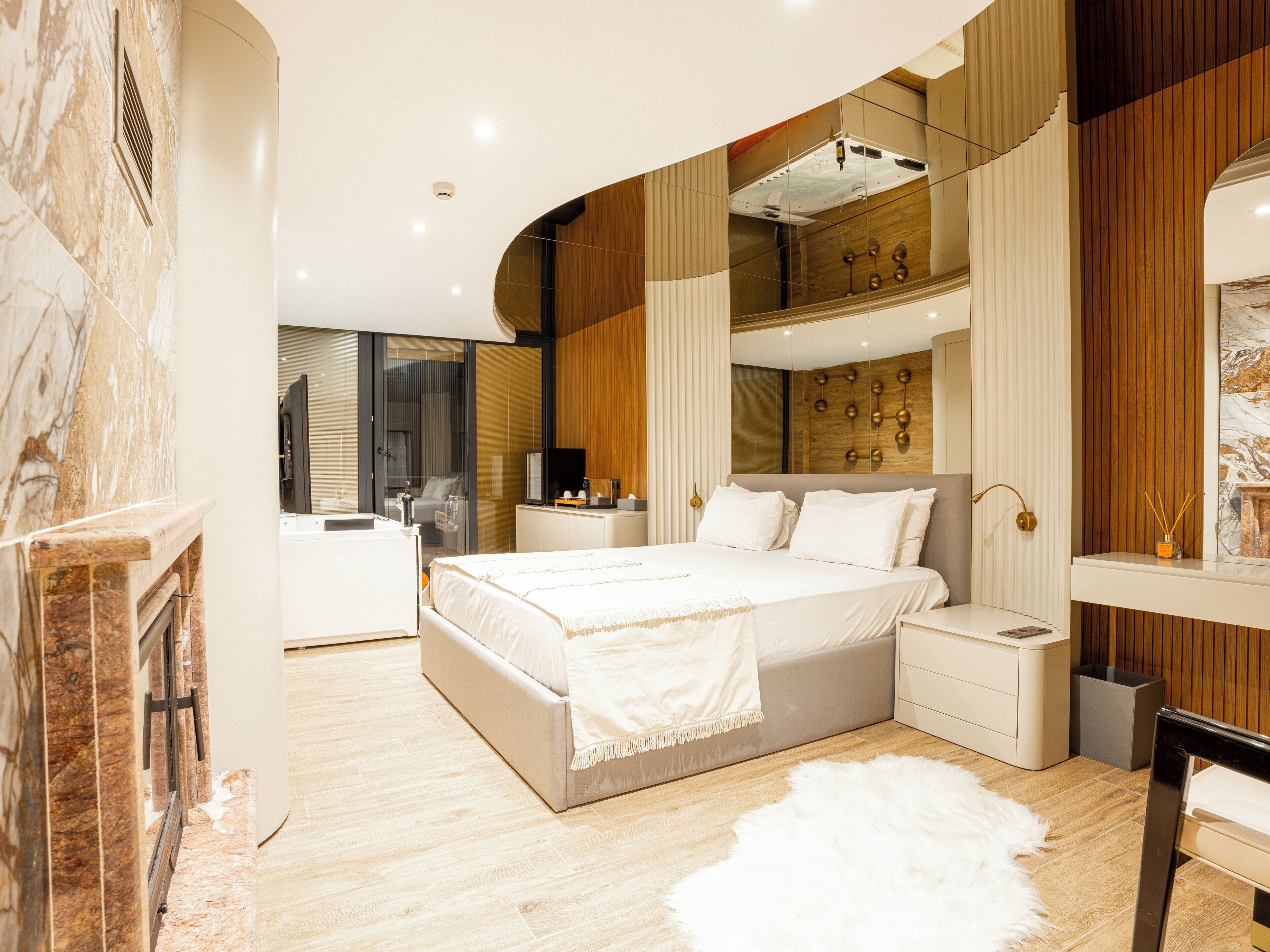 Deluxe Suite, Balcony, Lake View | Minibar, in-room safe, free WiFi, bed sheets