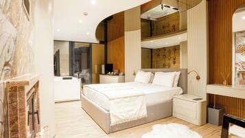 Deluxe-Suite, Balkon, Seeblick | Minibar, Zimmersafe, kostenloses WLAN, Bettwäsche