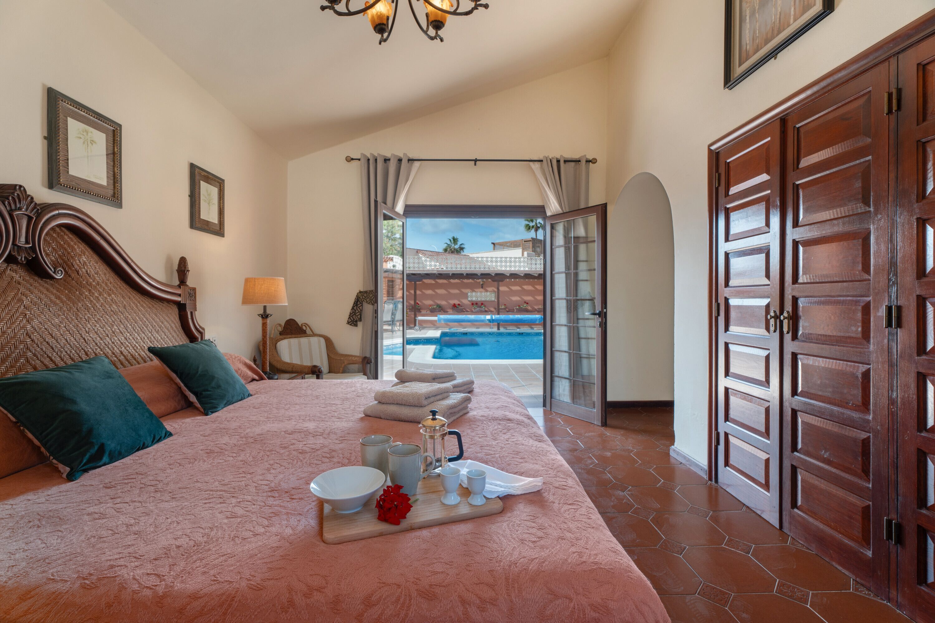 3 chambres, fer et planche à repasser, Wi-Fi gratuit, draps fournis