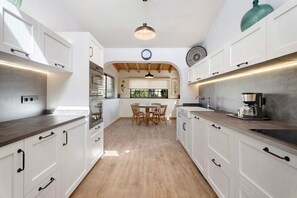 Fridge, microwave, oven, stovetop - Vacation Villa 'Esselle' with Mountain View, Wi-Fi and Air Conditioning (San Miguel de Abona)