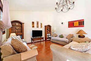 TV - Vacation Villa 'Esselle' with Mountain View, Wi-Fi and Air Conditioning (San Miguel de Abona)