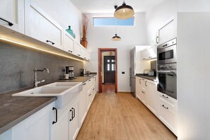 Fridge, microwave, oven, stovetop - Vacation Villa 'Esselle' with Mountain View, Wi-Fi and Air Conditioning (San Miguel de Abona)