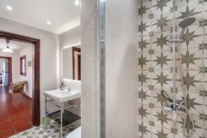 Douche, sèche-cheveux, serviettes fournies