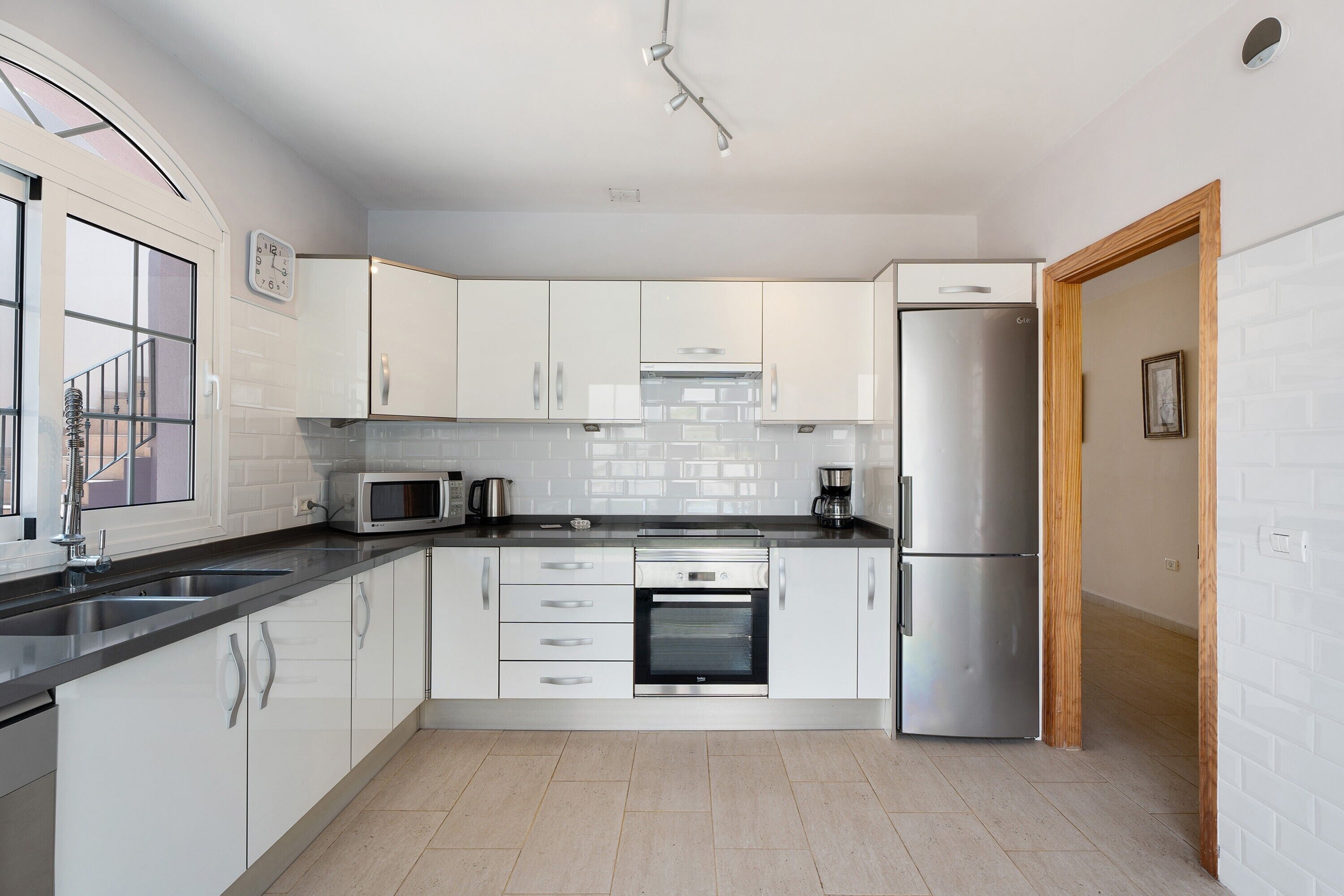 雪櫃、微波爐、焗爐、爐具