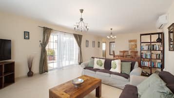 TV, DVD-spiller og stereoanlegg