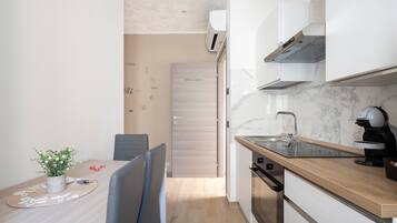 Frigorífic, forn, placa de cuina i cafetera i tetera