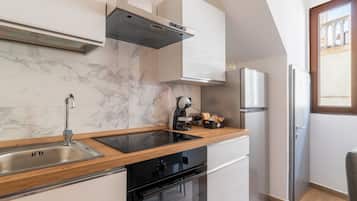 Fridge, oven, stovetop, coffee/tea maker