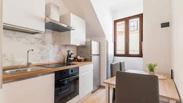 Fridge, oven, stovetop, coffee/tea maker