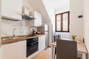 Frigorifero, forno, piano cottura, macchina per tè/caffè