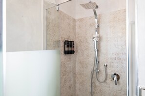 Douche, sèche-cheveux, serviettes fournies