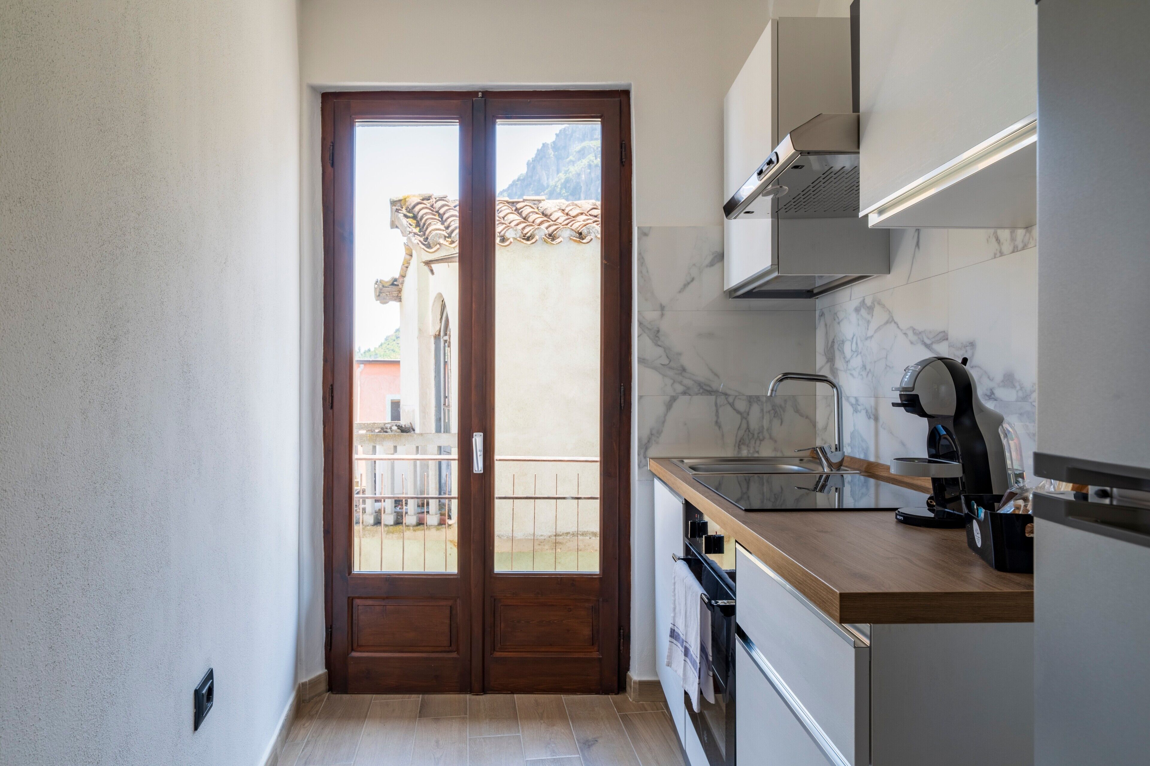 Fridge, oven, stovetop, coffee/tea maker