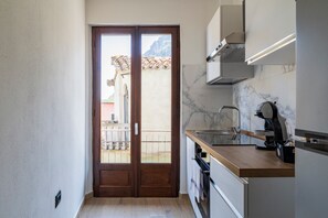 Fridge, oven, stovetop, coffee/tea maker - Apartment 'Il Filo Azzurro 2' with Sea View, Wi-Fi and Air Conditioning (Ulassai)