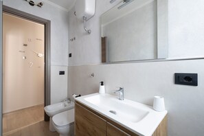 Douche, sĂšche-cheveux, serviettes fournies