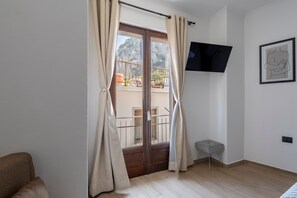 TV - Apartment 'Il Filo Azzurro 2' with Sea View, Wi-Fi and Air Conditioning (Ulassai)