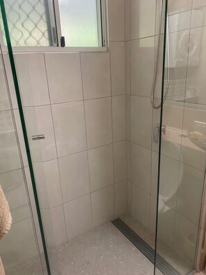 Hair dryer, towels, soap, toilet paper - Tropical views from spacious, comfortable, well appointed apartment (Palm Cove)