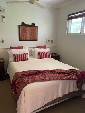 1 bedroom, iron/ironing board, bed sheets, wheelchair access - Tropical views from spacious, comfortable, well appointed apartment (Palm Cove)