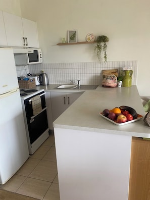 Fridge, microwave, oven, stovetop - Tropical views from spacious, comfortable, well appointed apartment (Palm Cove)