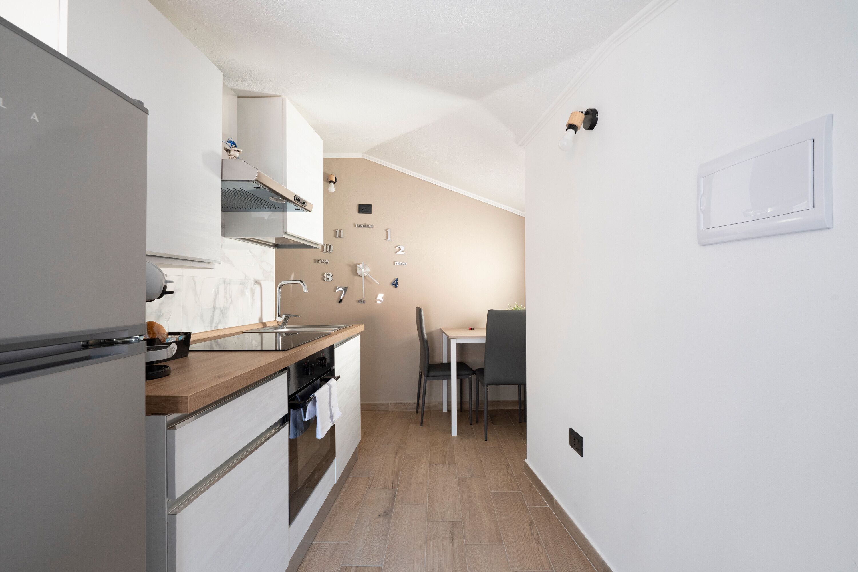 Kjøleskap, ovn, kokeplater og kaffetrakter/tekoker