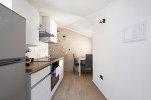 Fridge, oven, stovetop, coffee/tea maker