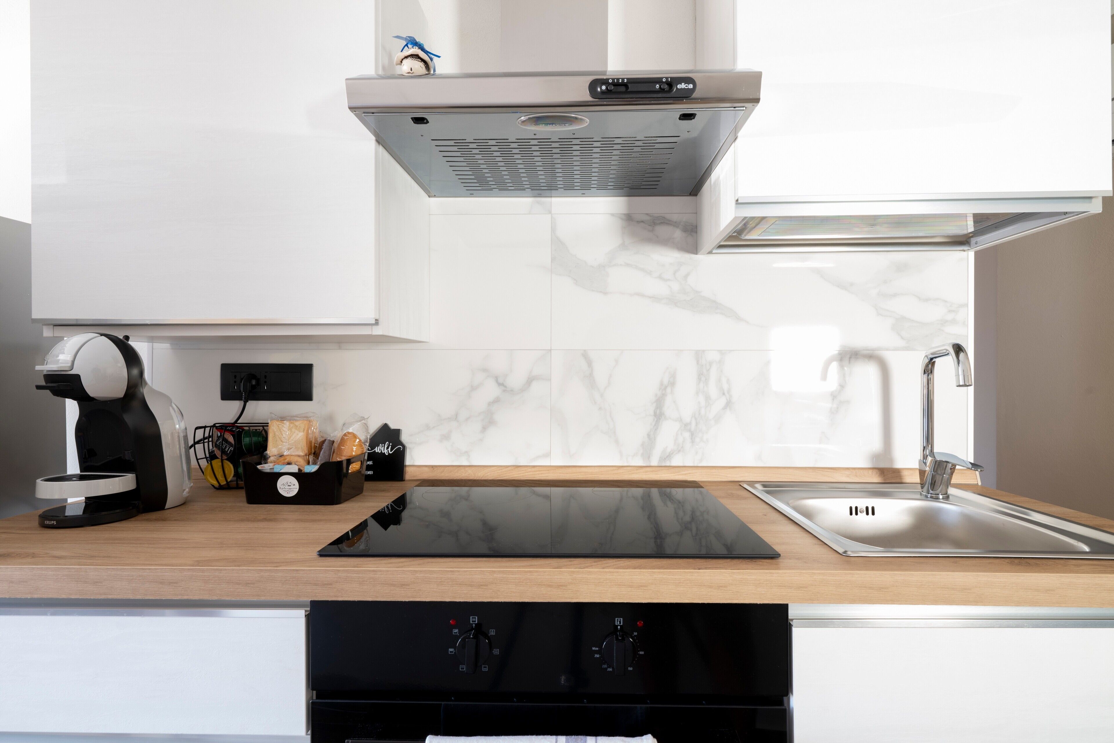 Frigorifero, forno, piano cottura, macchina per tè/caffè