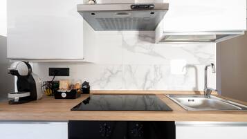 Frigorifero, forno, piano cottura, macchina per tè/caffè