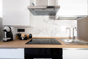 Refrigerador, horno, placa de cocina, cafetera/tetera