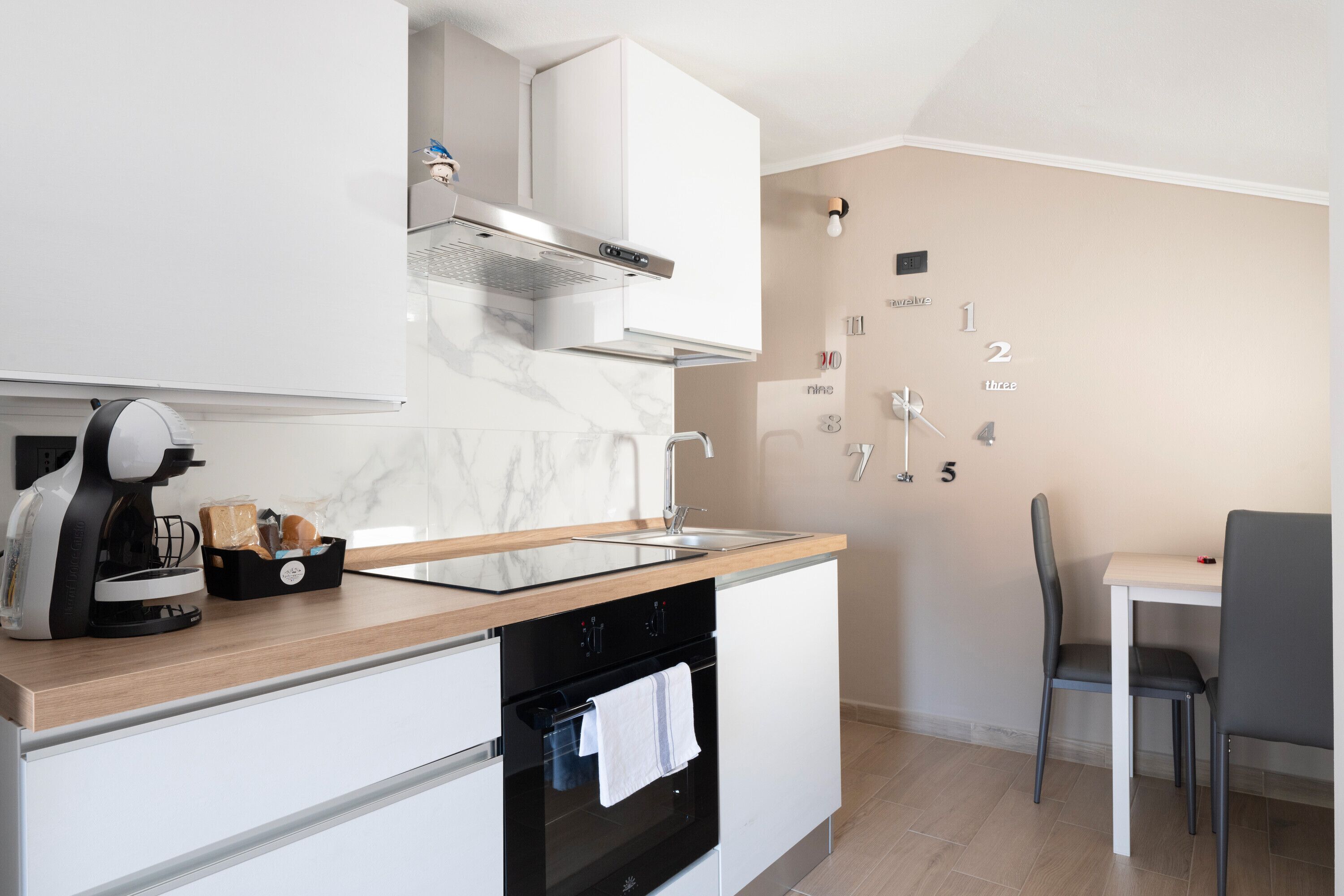 Réfrigérateur, four, plaque de cuisson, cafetière/bouilloire