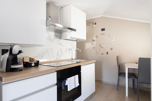 Refrigerador, horno, parrilla de estufa y cafetera y tetera 