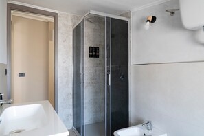 Shower, hair dryer, towels - Apartment 'Il Filo Azzurro 3' with Sea View, Wi-Fi and Air Conditioning (Ulassai)