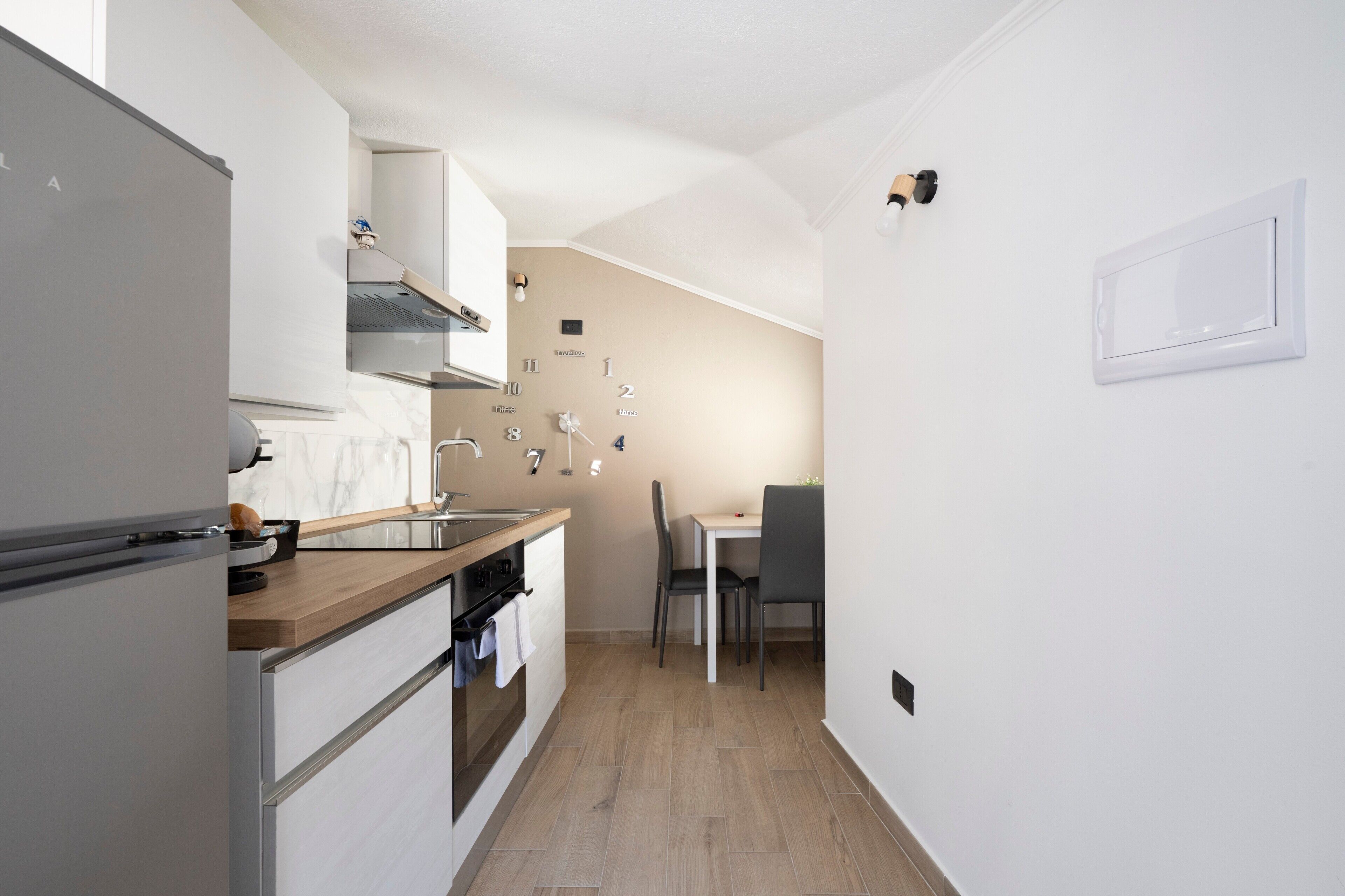 Fridge, oven, stovetop, coffee/tea maker