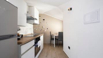 Fridge, oven, stovetop, coffee/tea maker