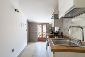 Een koelkast, een oven, een kookplaat, een koffiezetapparaat/waterkoker