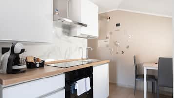 Fridge, oven, stovetop, coffee/tea maker
