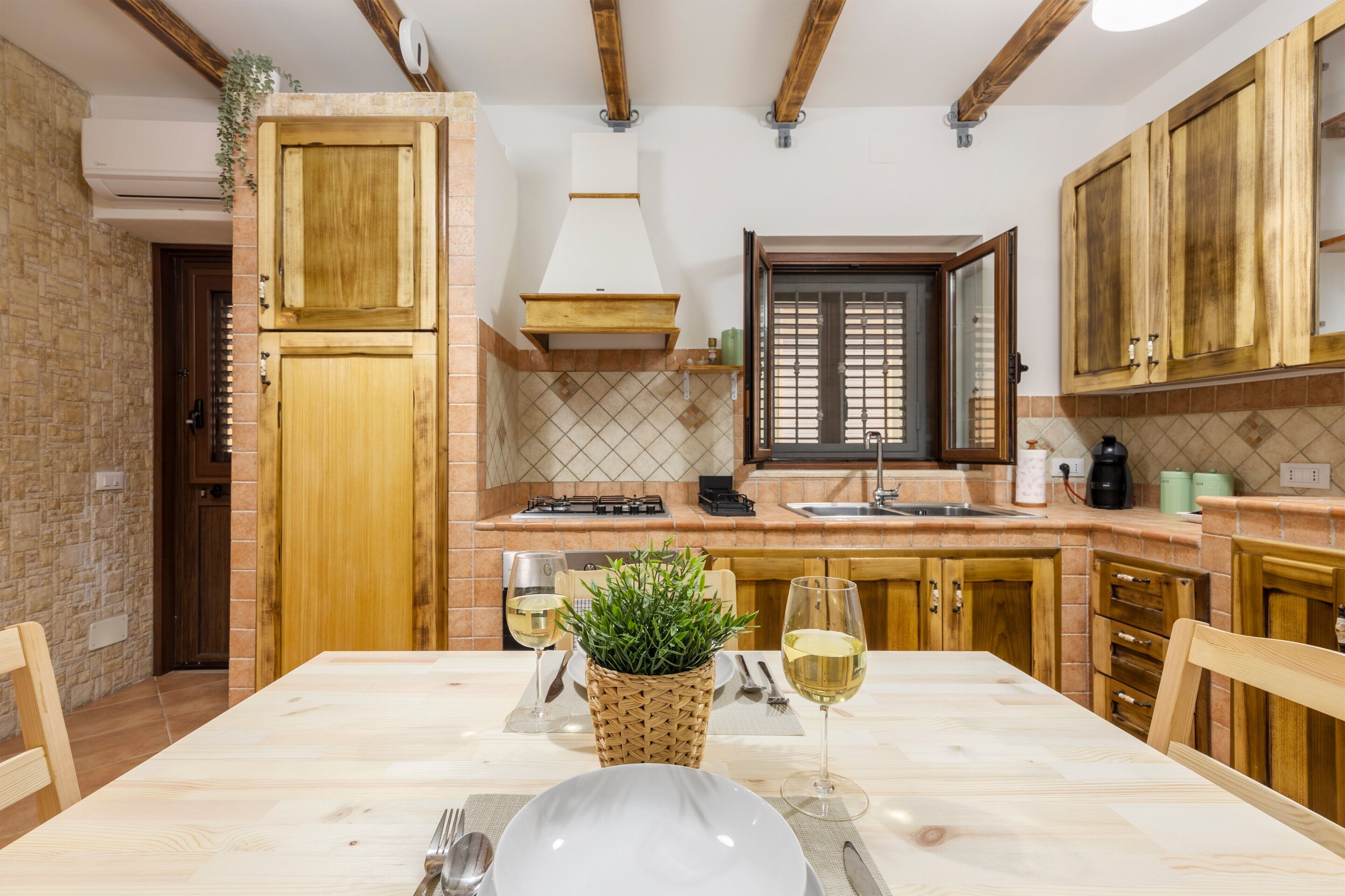 Een koelkast, een magnetron, een oven, een kookplaat