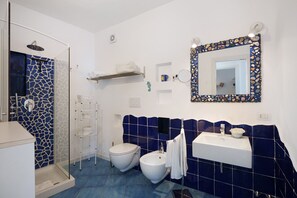 Douche, séchoir à cheveux, serviettes fournies