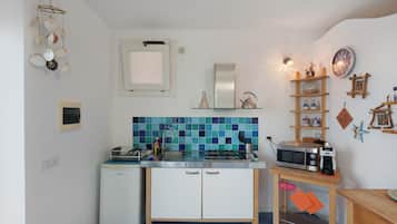 Geladeira, micro-ondas, cooktop, cafeteira/chaleira