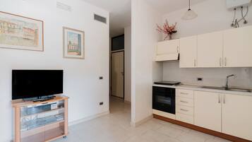 Kühlschrank, Wasserkocher mit Kaffee-/Teezubehör