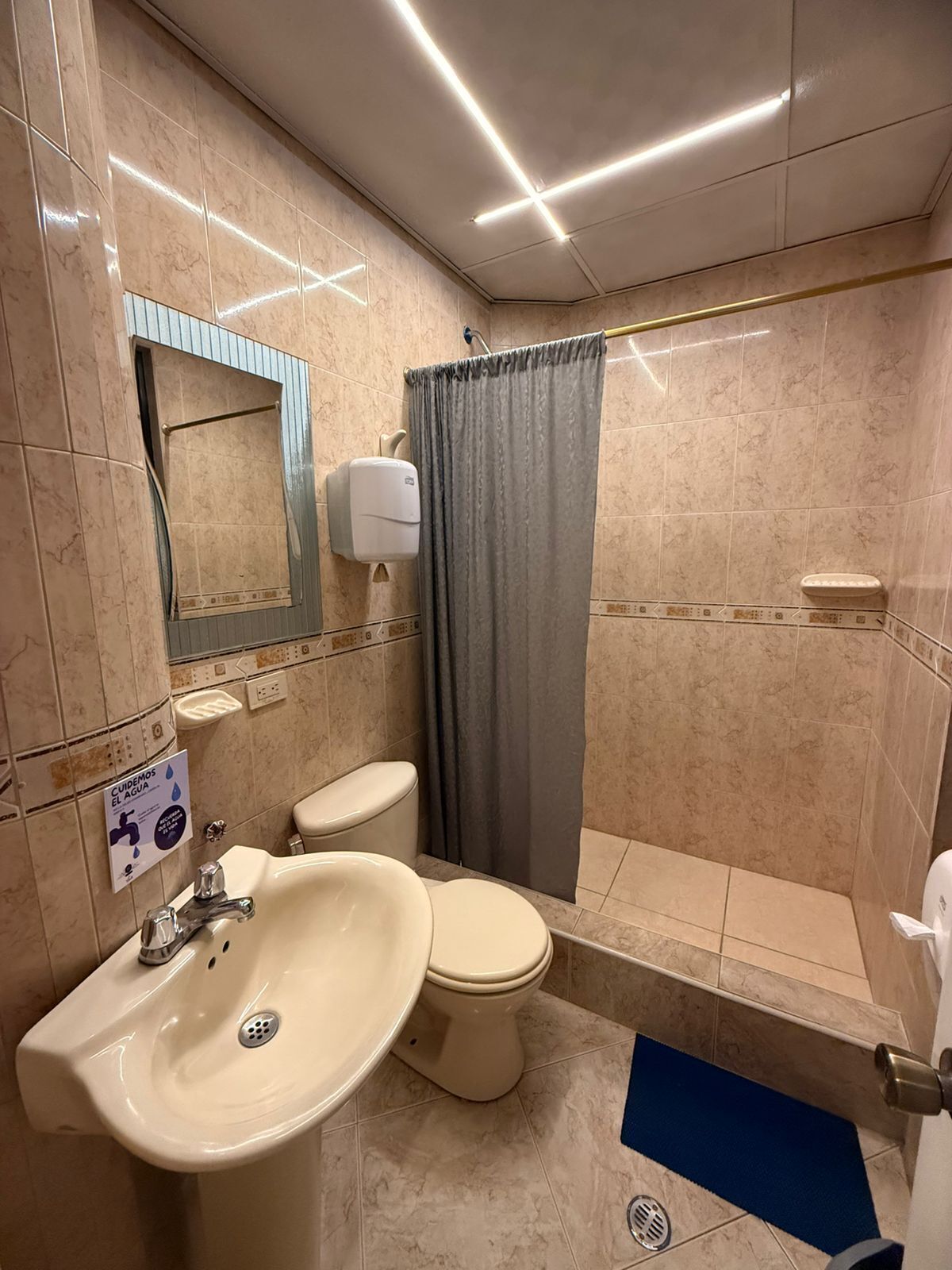 Comfort-Doppelzimmer | Badezimmer | Handtücher, Seife, Shampoo, Toilettenpapier