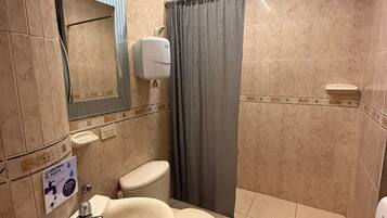 Comfort-Doppelzimmer | Badezimmer | Handtücher, Seife, Shampoo, Toilettenpapier
