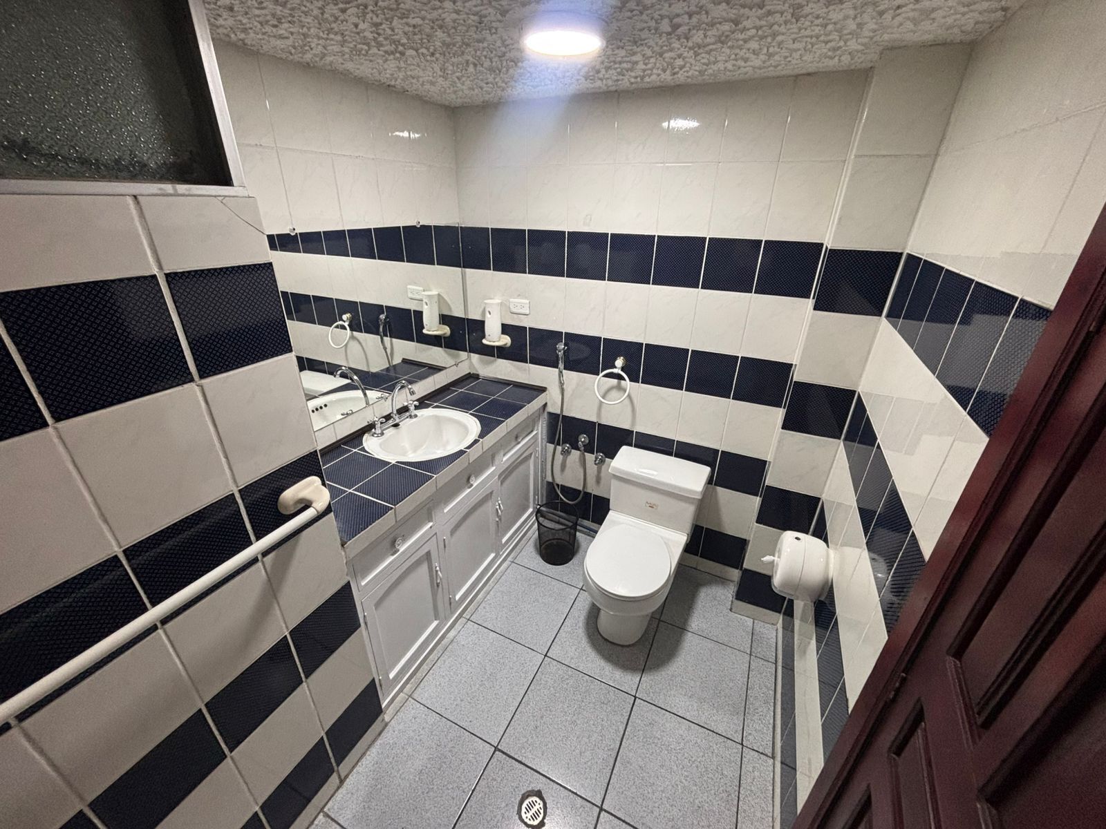 Grand Room | Bathroom | Towels, soap, shampoo, toilet paper