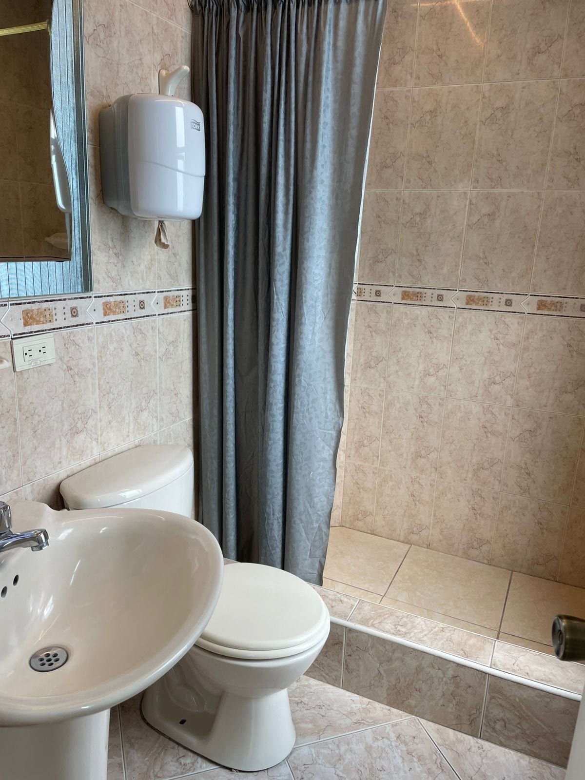 ファミリー 4 人部屋 禁煙 客室清掃 | バスルーム | タオル、石鹸、シャンプー、トイレットペーパー