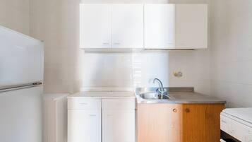 冷蔵庫、コーヒー / ティーメーカー、調理器具と食器