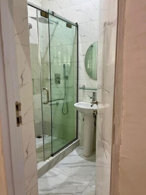 Douche, bidet, serviettes fournies, savon