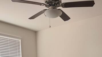 2 kamar tidur, setrika/meja setrika, Wi-Fi, dan seprai linen