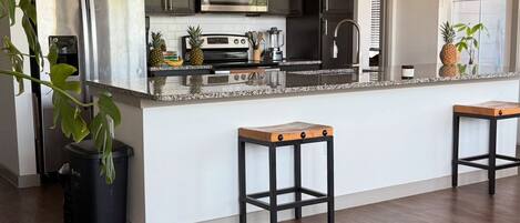 Microondas, horno y lavavajillas