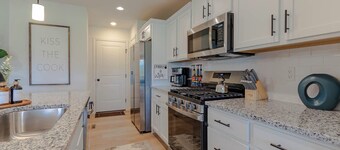 The Cobbin Luxe: New, modern construction- Luxe Stay, Minutes from Penn State