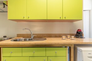 Kühlschrank, Ofen, Herdplatte, Wasserkocher mit Kaffee-/Teezubehör