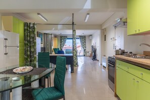 Kühlschrank, Ofen, Herdplatte, Wasserkocher mit Kaffee-/Teezubehör